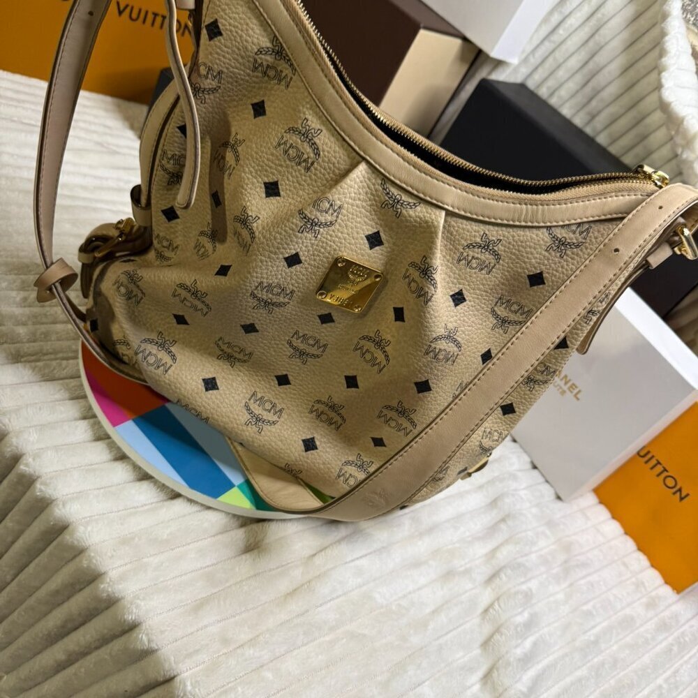 *Authentic* MCM Crosssbody Bag - Picture 2 of 6